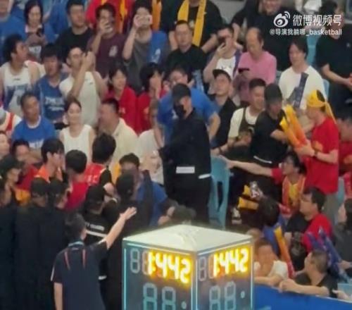 总决赛场内精彩场外也激烈！北京主场球迷冲突！大批保安制止