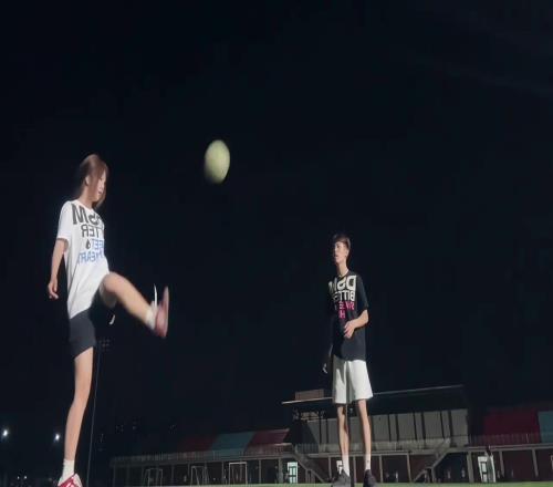 小伙子你捡到宝了,陪你一起踢球的女孩