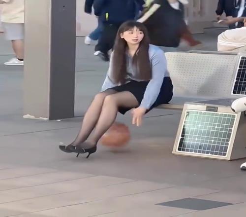 黑丝美女的胯下运球,她还真有点东西啊