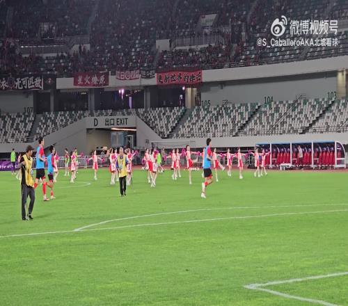 一座城市对足球的态度!苏州东吴主场啦啦队表演和草坪维护