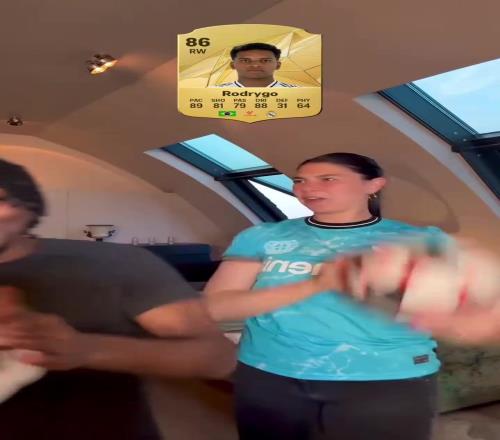 看着挺开朗啊!弗林蓬和美女网红一起玩游戏!