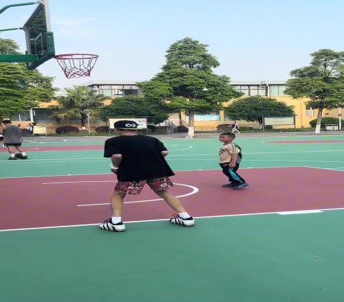 美式哥的投篮视频,我以为他要去摸板,结果是摸篮球后面那个支架
