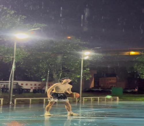 这场地,这天气,这急停,应该是不费鞋,但还是有可能终结脚踝