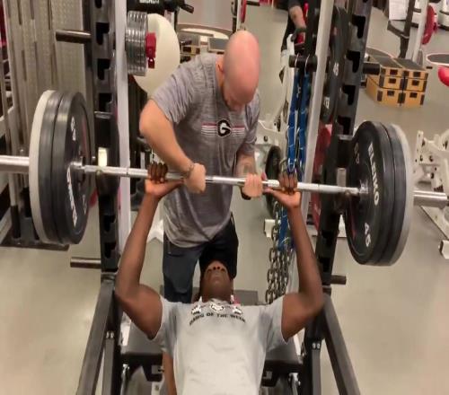 确实猛男!爱德华兹17岁时卧推推起275磅125kg