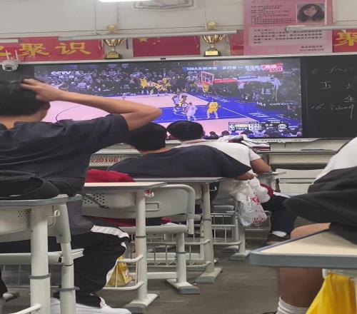热血沸腾!这像不像当年在班上看球的样子