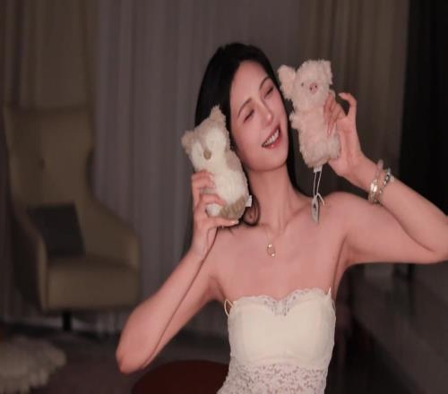 女篮球员卓识晒米白抹胸装:妈妈镜头下的我