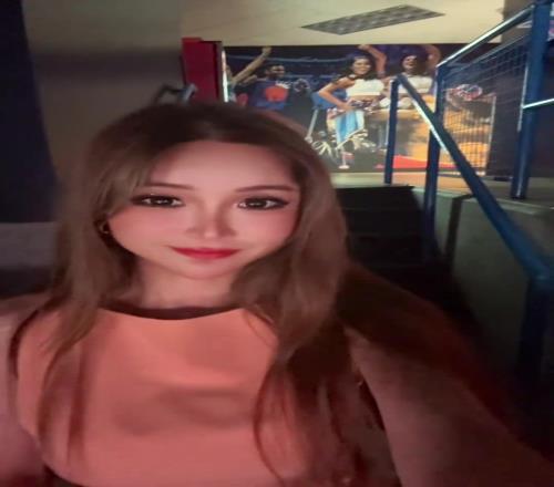 这现场氛围简直炸裂!美女记者周玲安晒雷霆主场一片蓝色的海洋
