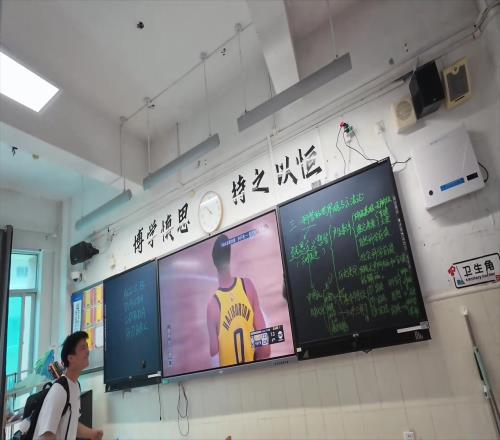 瞬间沸腾疯狂蹦跳!当学校学生一帮人偷偷看球赛见证哈利伯顿绝平