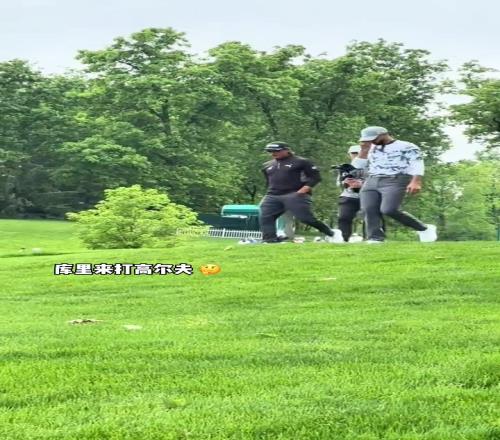 没比赛的日子,库里打打高尔夫切切鱼看看演唱会...