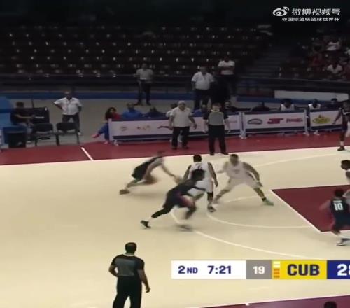 太秃然了身穿美国队球衣的卡鲁索,居然能上演隔人暴扣!