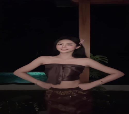 這穿搭是什麽風格哈涼快！卓識穿著短裙尬舞：今天吃粽子了嗎