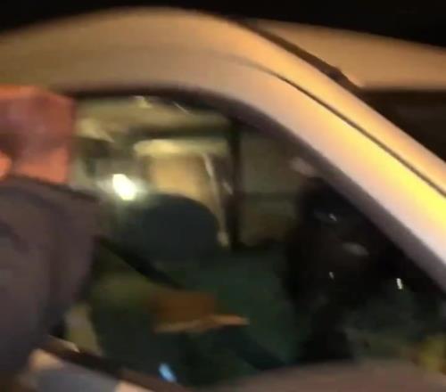 巴黎不少人开始袭击路边车辆了这夺冠咋变成夺人了啊!