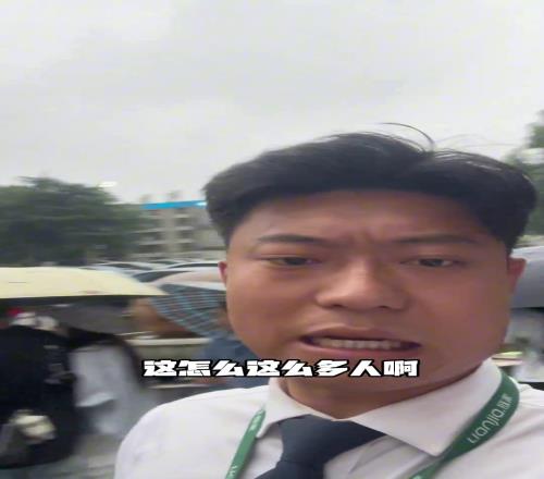 笑死!博主本想问路,结果被南京球迷“绑架”看了场苏超