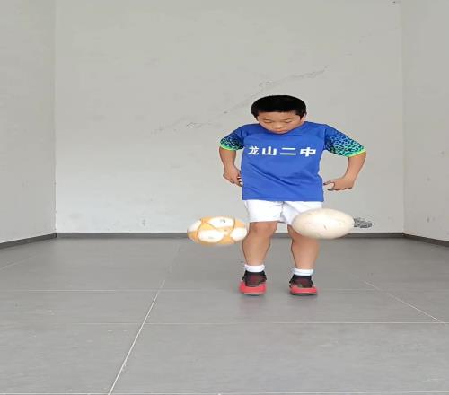 無逆足！小朋友左右腳同時顛兩球太牛了