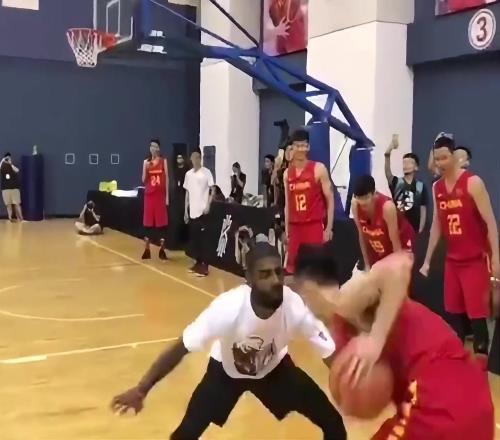 之前歐文中國行與國青隊打單挑這差距真的也太大了！
