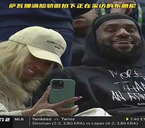 老詹夫妻看著小詹侃侃而談！倆人的驕傲呀