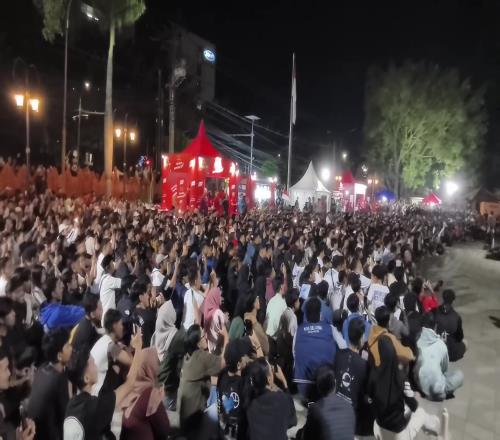 街上满满都是人印尼让人羡慕的足球氛围,现场观战10国足