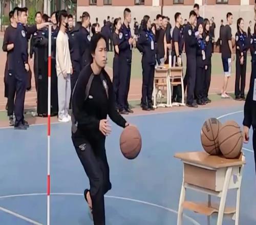 公大投籃技巧比賽，女碩士輕鬆拿下第一，這水平趕上女籃了吧