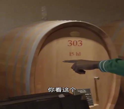 吉米和好友去酒莊不忘給庫裏帶一桶“給30號我的控球後衛”
