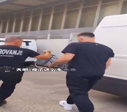 天啊,瘦了这么多!看来私底下没少锻炼呢