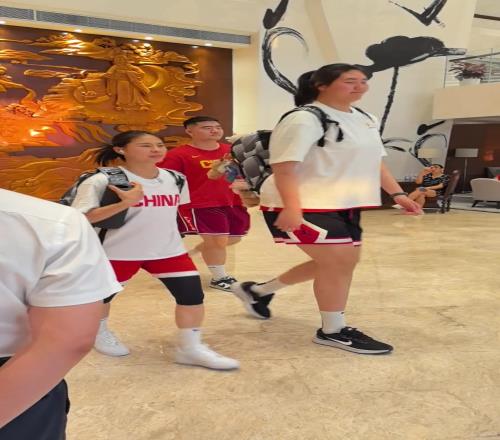 完全是女版姚明！據說中國女籃張子宇已經長到2米27了！！