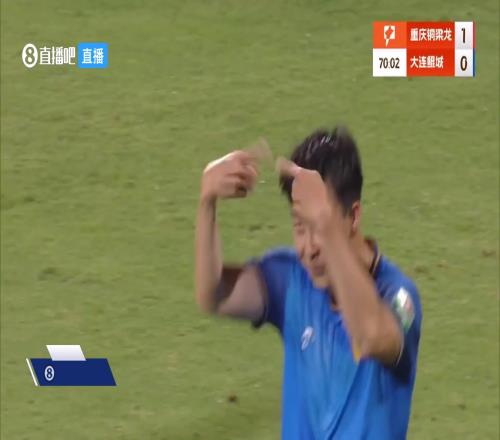 弧線！中甲大連球員這腳任意球在天空中劃出了一個C字！
