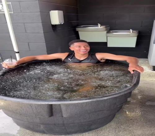 看著都酸爽！運動後緩解疲勞的冰水浴！你平常會這麽做嗎