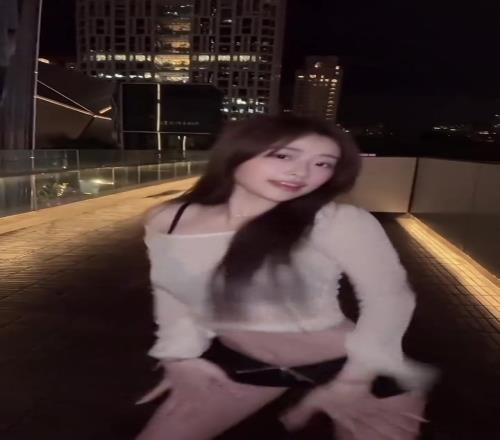 來自中國台灣省拉拉隊的柳柳，幾乎是完美女孩！