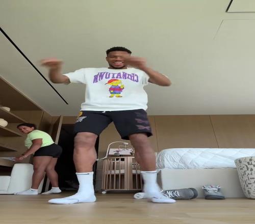 這逆天的跟腱長度！字母哥真的是人形高達吧