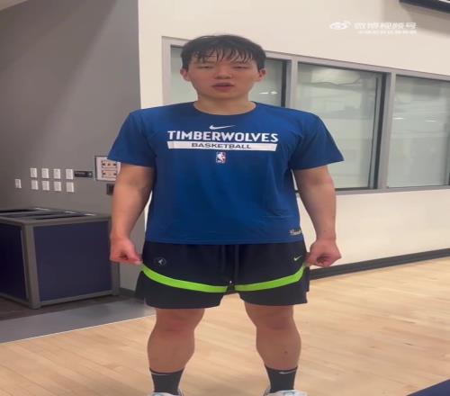 森林狼试训杨瀚森,但是给小杨的训练T恤是不是小了一号