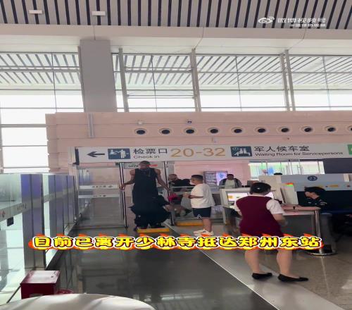 第一“高僧”名不虚传!文班亚马过安检,比安检门还高一个头