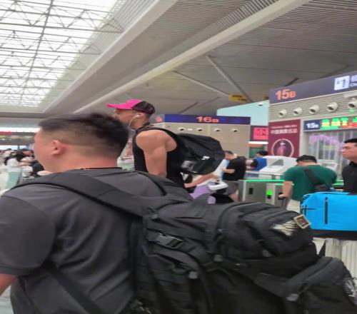 郑州高铁站偶遇文班亚马,看来是从少林寺结束修行了