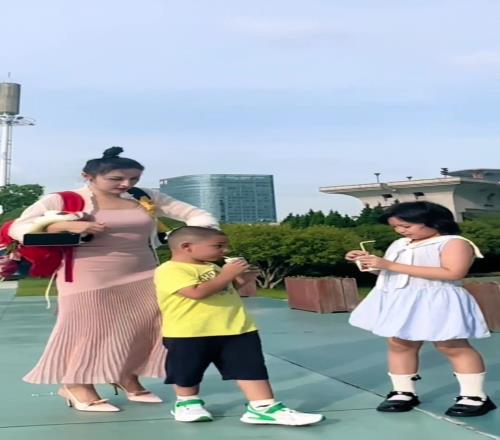 離婚了西熱妻子曬視頻：從今天開始我將正式獨自帶兩個孩子