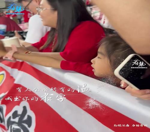 踢球人的畢生夢想！妻子帶女兒看丈夫比賽，女兒開口瞬間就萌化了