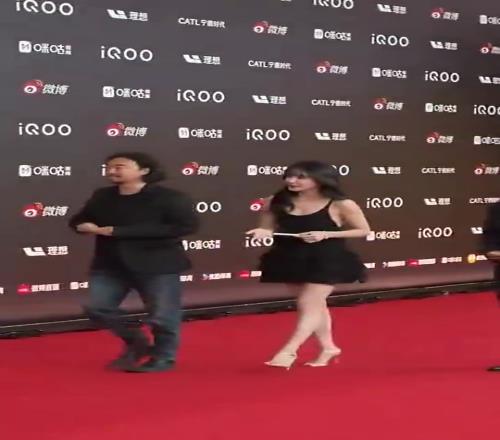 美娜此前和峰哥一起出席活动,这身装扮真的可以哦!