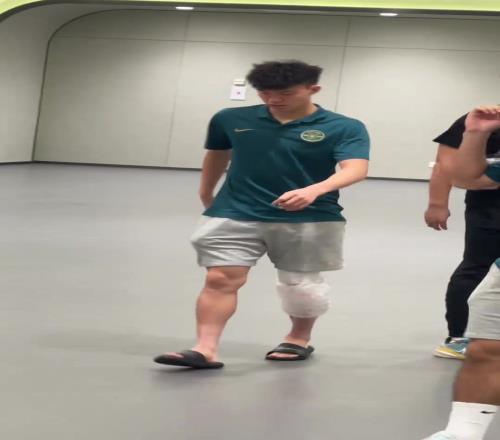 應該問題不大！王鈺棟賽後左膝敷著冰袋，和隊友說笑離開球場