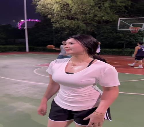 肘子姐不仅手感火热,身材也相当火热