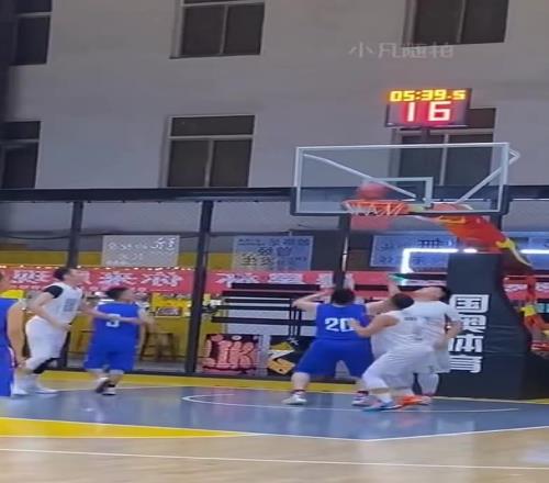 该夸他能抢板呢，还是骂他投篮铁