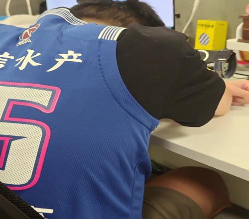 当杨瀚森被首轮16顺位被选中时，一铁粉直接喜极而泣！