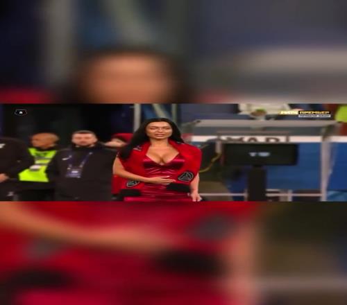 俄超赛场女模特进场开球，球员们纷纷被吸引