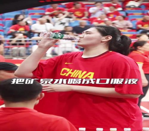 姚明同款！2米26张子宇喝矿泉水就像喝口服液一样