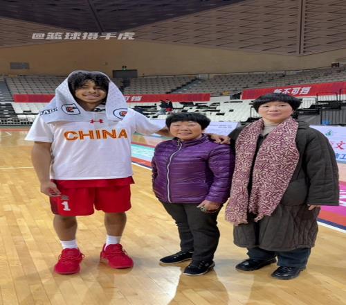 给老朱家长脸了!混血球员朱正身披国家队队服拥抱奶奶和表姑