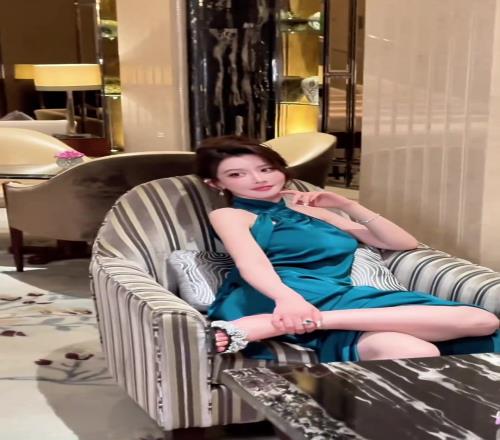 确实是美啊!美女詹密周麟嘉身穿一件蓝色长裙往沙发上一坐