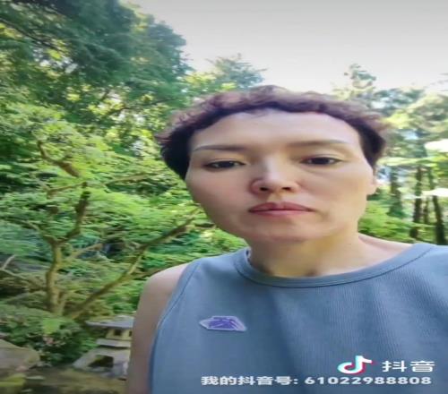 杨瀚森妈妈回应球迷:我照相从来不笑,就这习惯!!