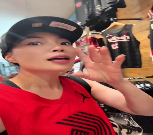 太火了!女网友:开拓者专卖店的机器都印冒烟了都是杨瀚森16号球衣订单