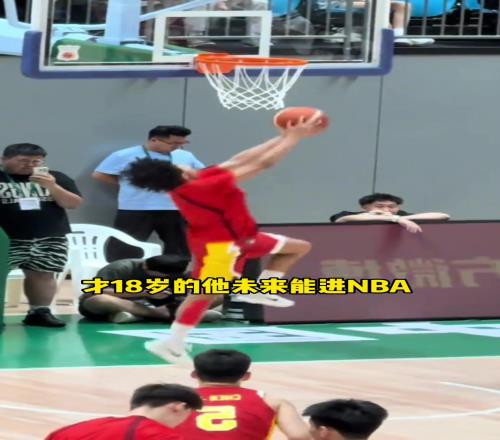 中国男篮的希望！混血球员朱正各种暴扣未来应该能进NBA吧！