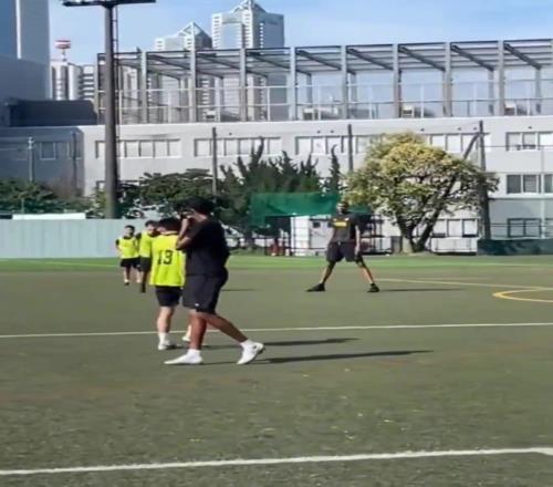 文班亞馬現身野球場，模仿C羅的姿勢直接任意球破門