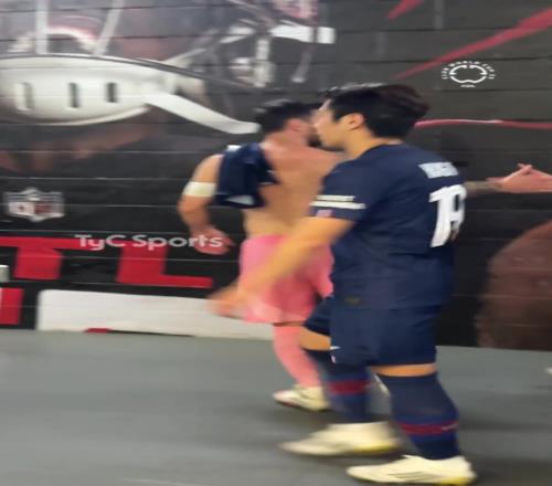 好哥俩儿啊!梅西和登贝莱搭肩走回更衣室
