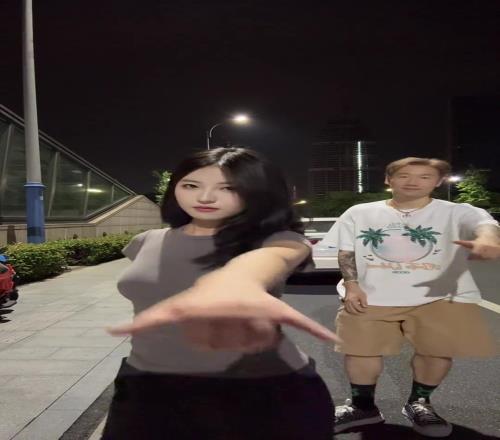 榮昊這小子身邊美女換著來啊，又換新女朋友了嘛