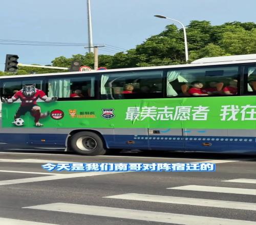 國安女門將現(xiàn)場觀看蘇超比賽，今天好漂亮啊美翻了